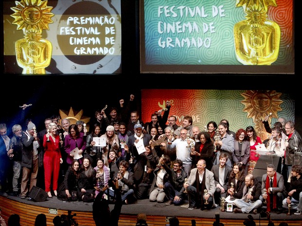 Todos os ganhadores posam para a foto com o Kikito