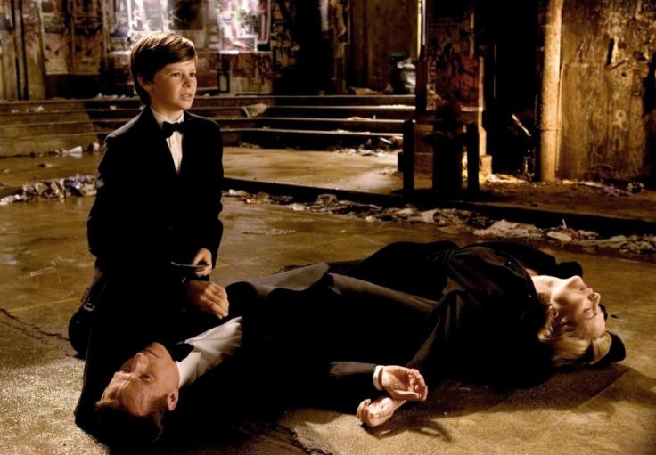 O pequeno Bruce Wayne testemunha o assassinato dos pais em Batman Begins