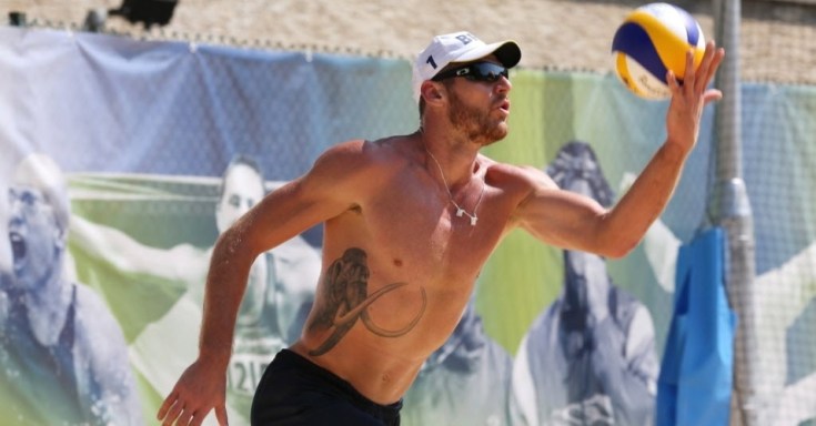 alison-do-volei-de-praia-tem-um-mamute-tatuado-na-regiao-da-costela-1343320830351_956x500