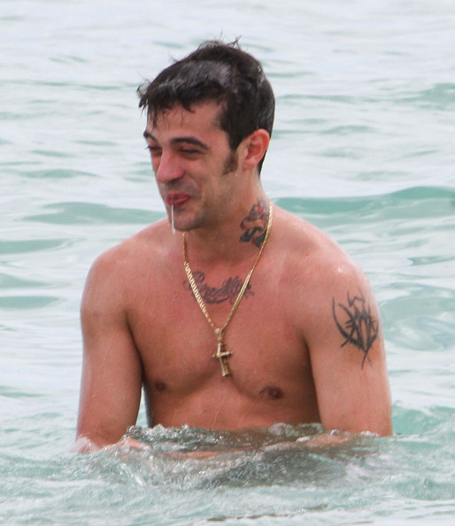 Chris+Torres+Girlfriend+Enjoying+Day+Beach+2kC1sB2mk1Gl