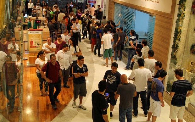 Fila para comprar novos iPhones em loja da Vivo no Barrashopping em novembro de 2013