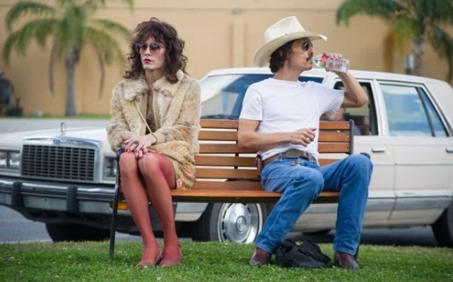 Jared Leto aparece irreconhecível no papel da travesti Rayon no filme “Clube de Compras Dallas”.