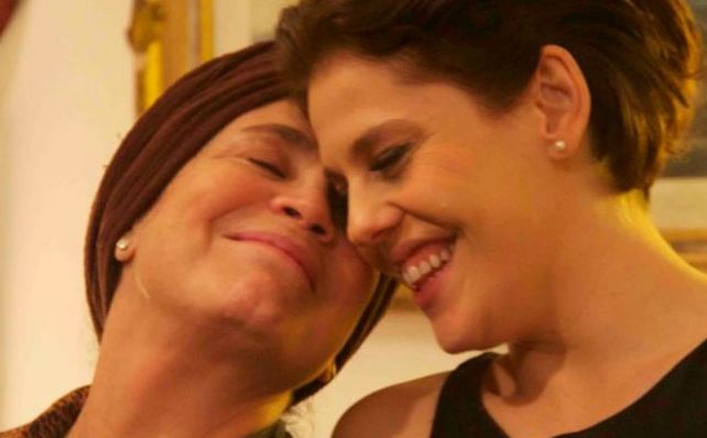 A veterana Regina Duarte se envolve com o personagem de Bárbara Paz no filme 'Gata Velha Ainda Mia'. 