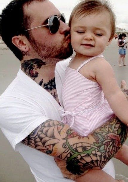 Tattooed-Dad-and-Baby-at-Beach
