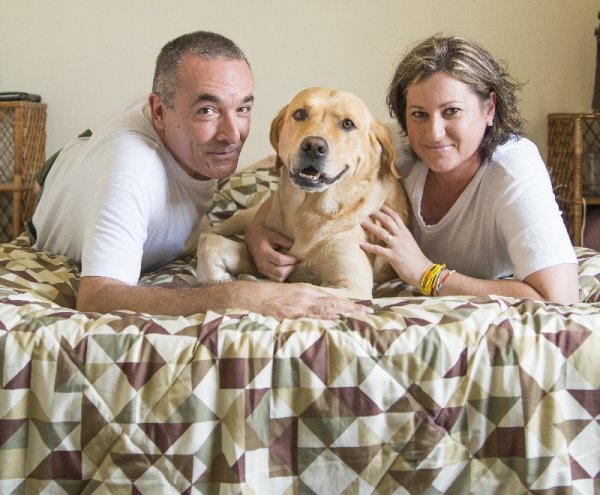 O casal Kelvin Byron e Jociane Notto com o labrador Tobias: higienização ao entrar em casa.