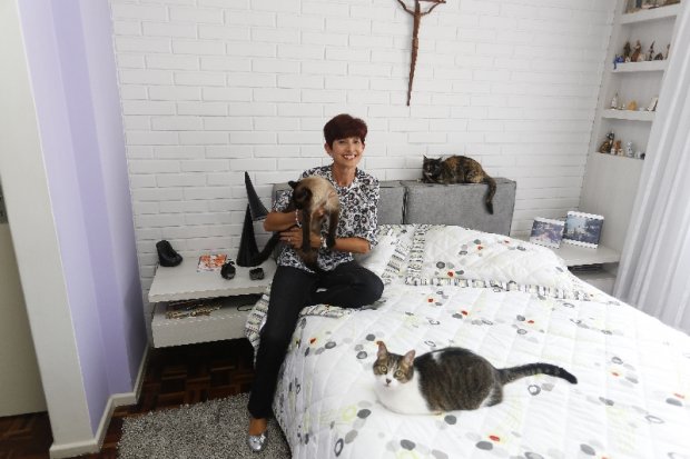 Benita Calzavara com os gatos Thomas (no colo), Lara (na cabeceira) e Helga: sempre atenta à saúde dos bichinhos.