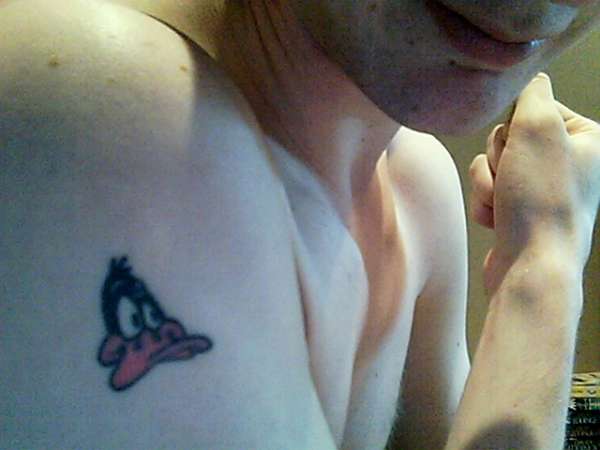 daffy-duck-head-tattoo-on-guy-right-shoulder