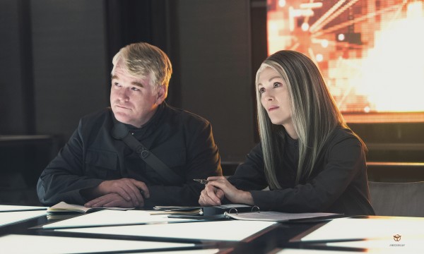the-hunger-games-mockingjay-part-1-philip-seymour-hoffman-julianne-moore-600x360