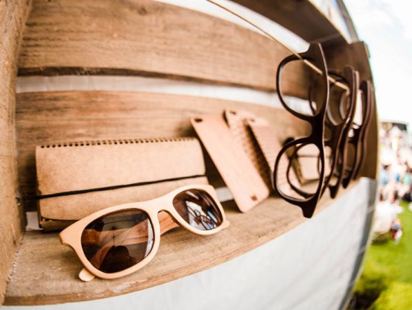 Óculos de sol e skin para celular