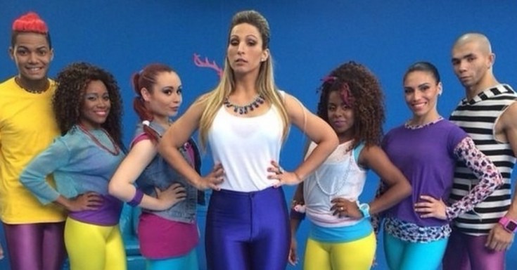 29jul2014---valesca-popozuda-posa-para-foto-ao-lado-de-seus-dancarinos-em-imagem-do-clipe-da-musica-eu-sou-a-diva-que-voce-quer-copiar-1406664965498_956x500