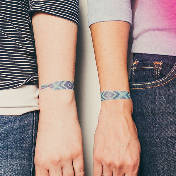 tattly_julia_rothman_friendship_bracelet_blue_web_applied_04_grande