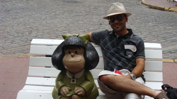 Este que vos escreve ao lado da estátua de Mafalda no bairro de San Telmo em Buenos Aires