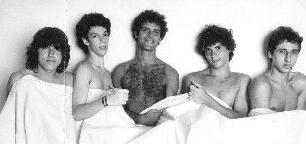 Aos 23 anos, Cazuza começou a carreira de cantor, como vocalista da banda Barão Vermelho, um dos ícones do rock dos anos 1980. 