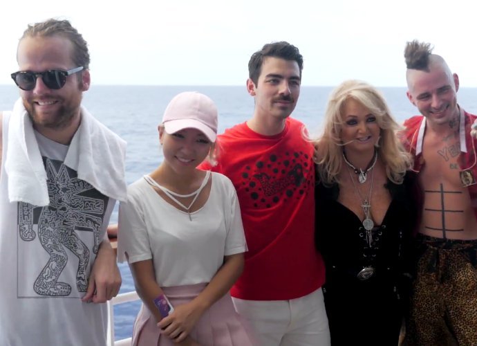 bonnie-tyler-teams-up-with-dnce-to-perform-total-eclipse-of-the-heart
