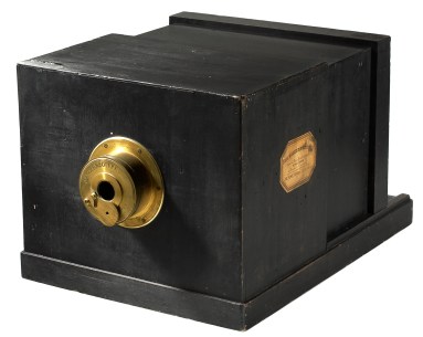 Susse_Frére_Daguerreotype_camera_1839.jpg